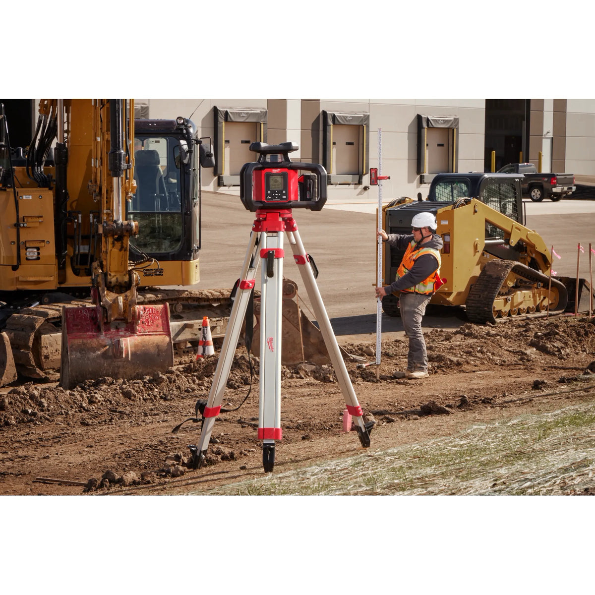 Milwaukee M18 Red Exterior Dual Slope Rotary Laser Level Kit with  Receiver, Remote, Grade Rod & Tripod | 3704-21T