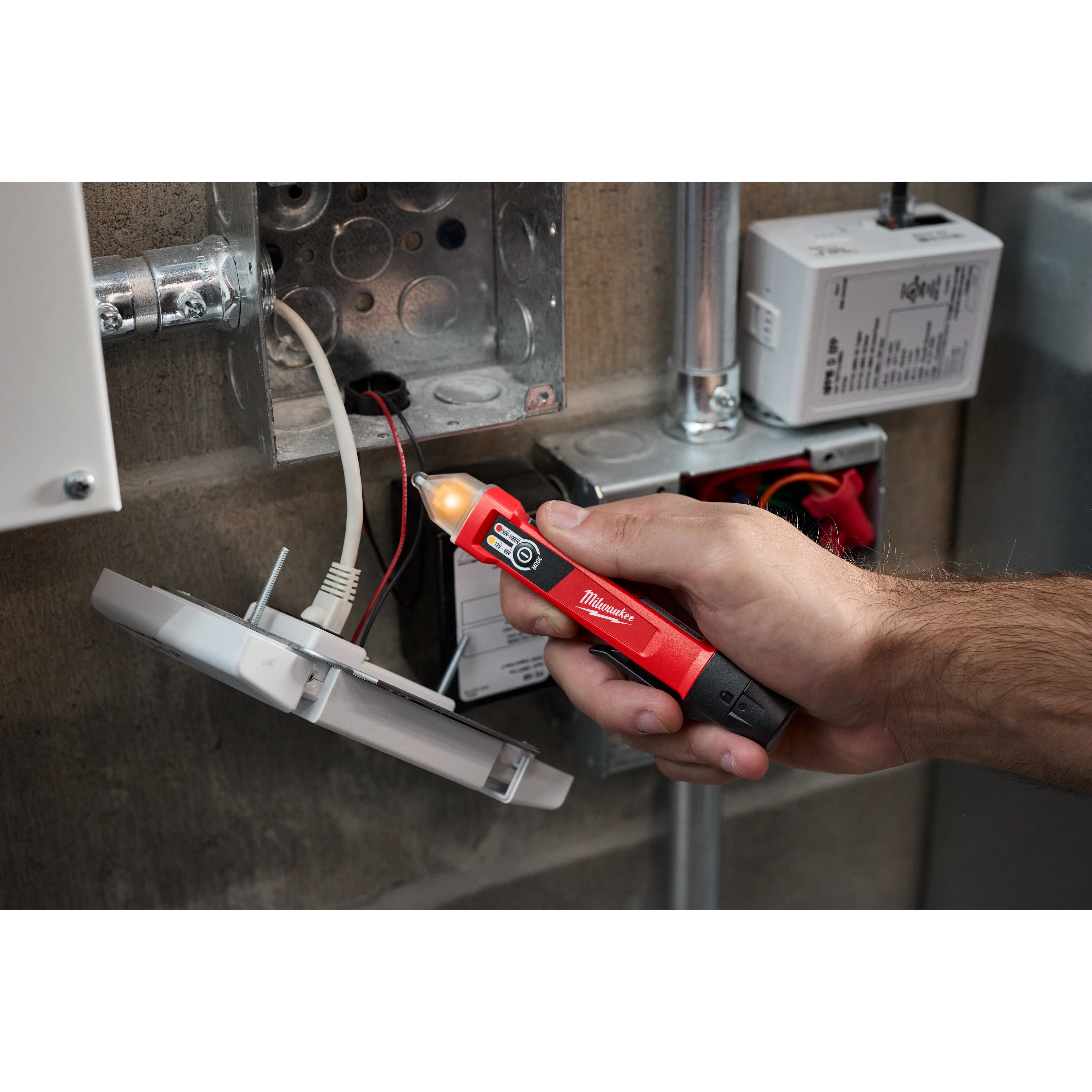 Dual Range Voltage Detector