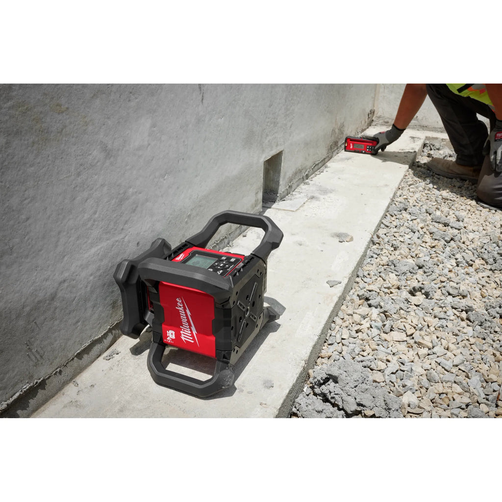 Milwaukee M18 Red Exterior Dual Slope Rotary Laser Level Kit with  Receiver, Remote, Grade Rod & Tripod | 3704-21T