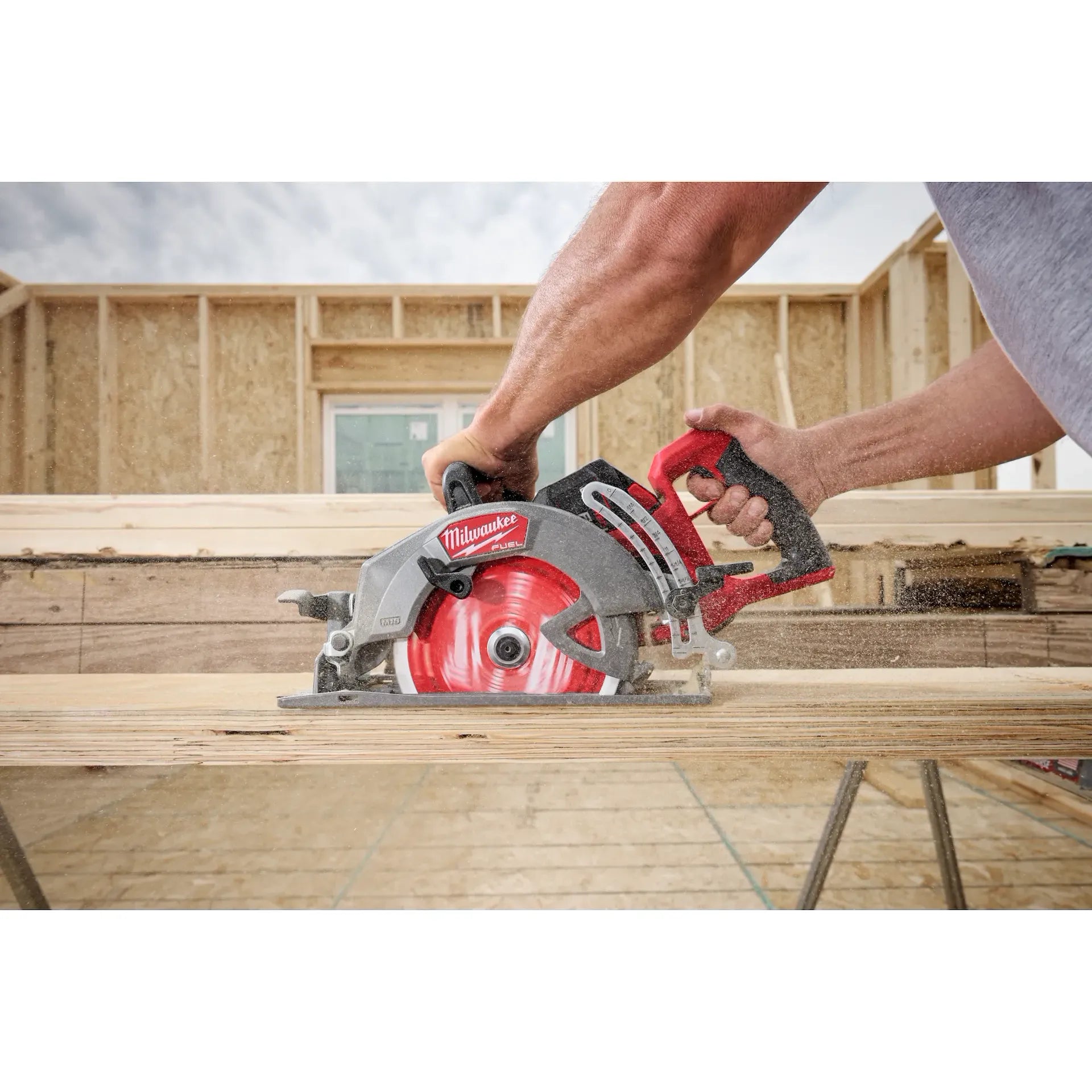 M18 FUEL™ 7-1/4" Rear Handle Circular Saw