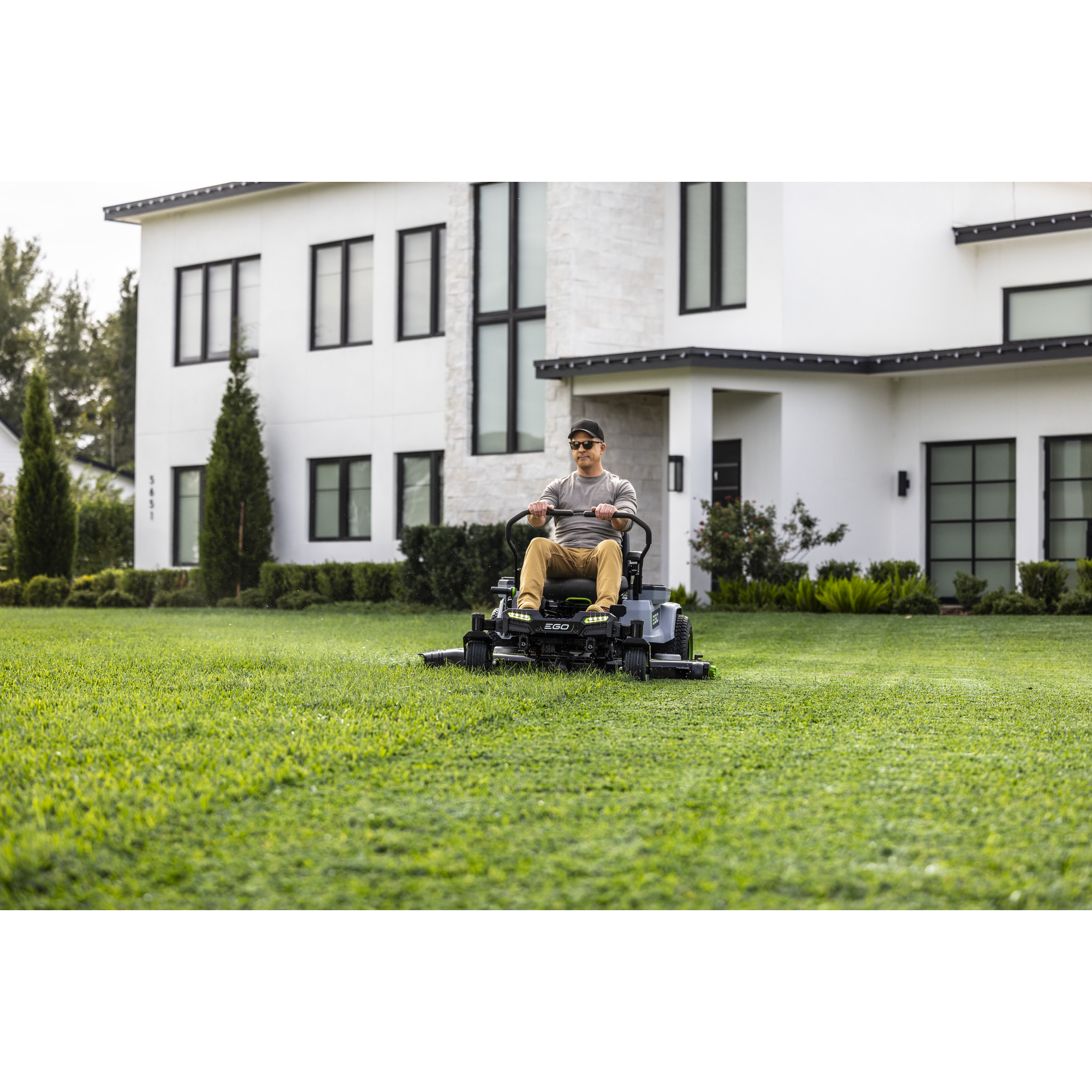 POWER+ Z6 52" Zero Turn Riding Mower, Includes (6) 10.0Ah Batteries and 800W Charger