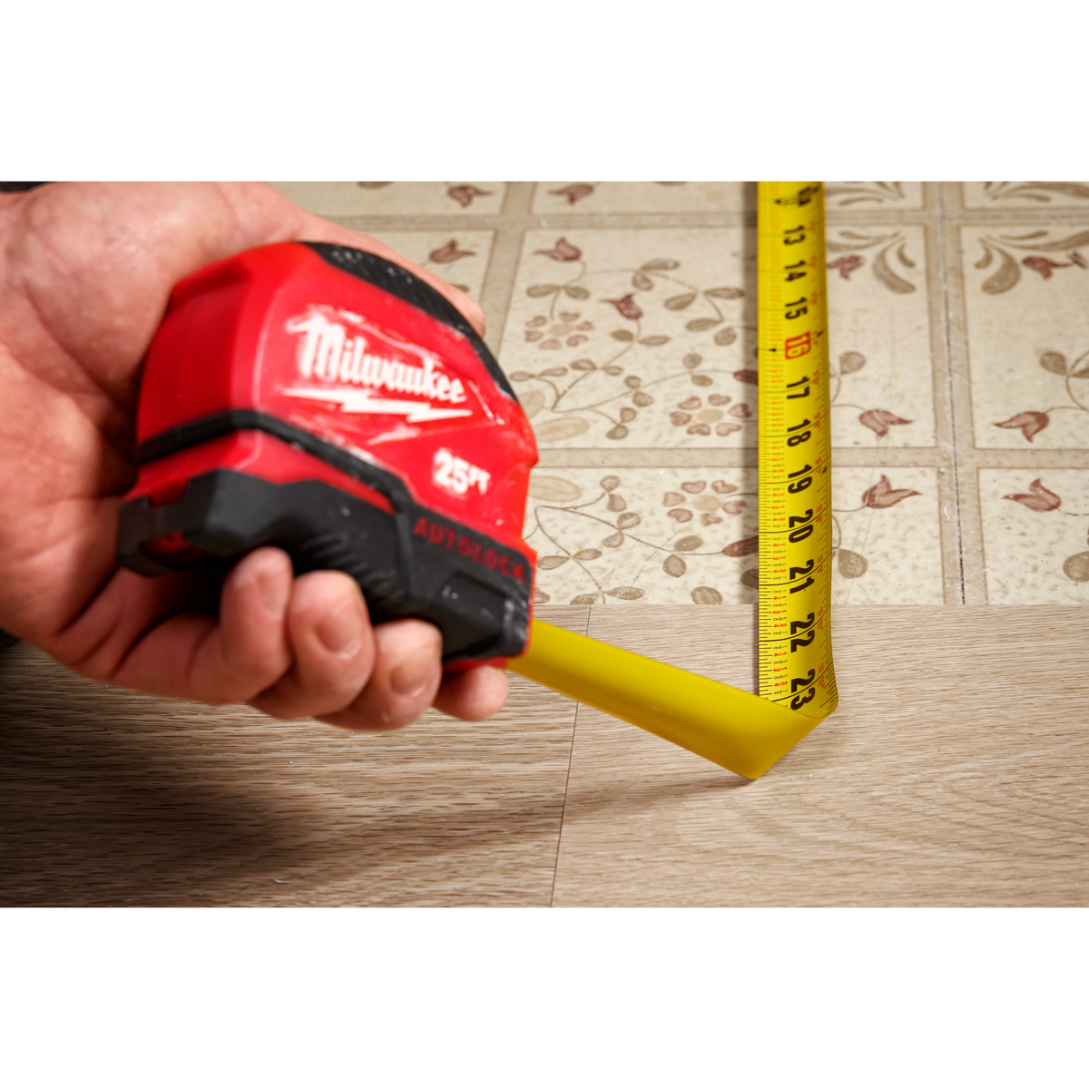 Milwaukee 8m/26ft Auto-Lock Tape Measure | 48-22-1826